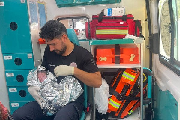 112 ekiplerinden araçta başarılı doğum müdahalesi: Anne ve bebek sağlıklı 112 ekiplerinden araçta başarılı doğum müdahalesi: Anne ve bebek sağlıklı
