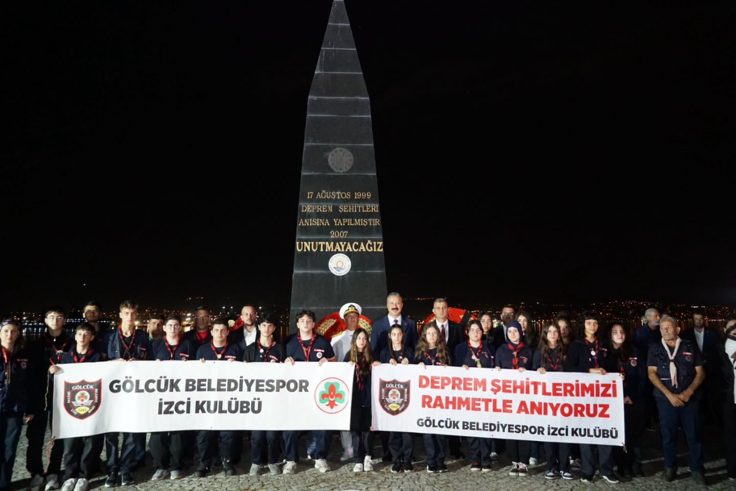 17 Ağustos deprem şehitleri 27. yılında dualarla anıldı 17 Ağustos deprem şehitleri 27. yılında dualarla anıldı