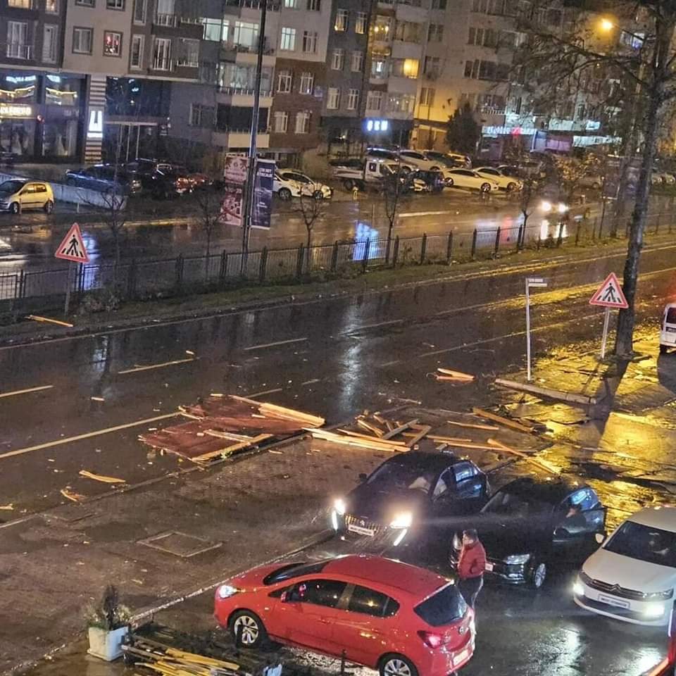Çatı arabaların üstüne uçtu