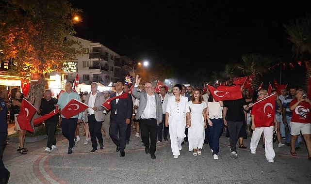 30 Ağustos Zafer Bayramı Edremit'te büyük coşkuyla kutlandı 30 Ağustos Zafer Bayramı Edremit'te büyük coşkuyla kutlandı