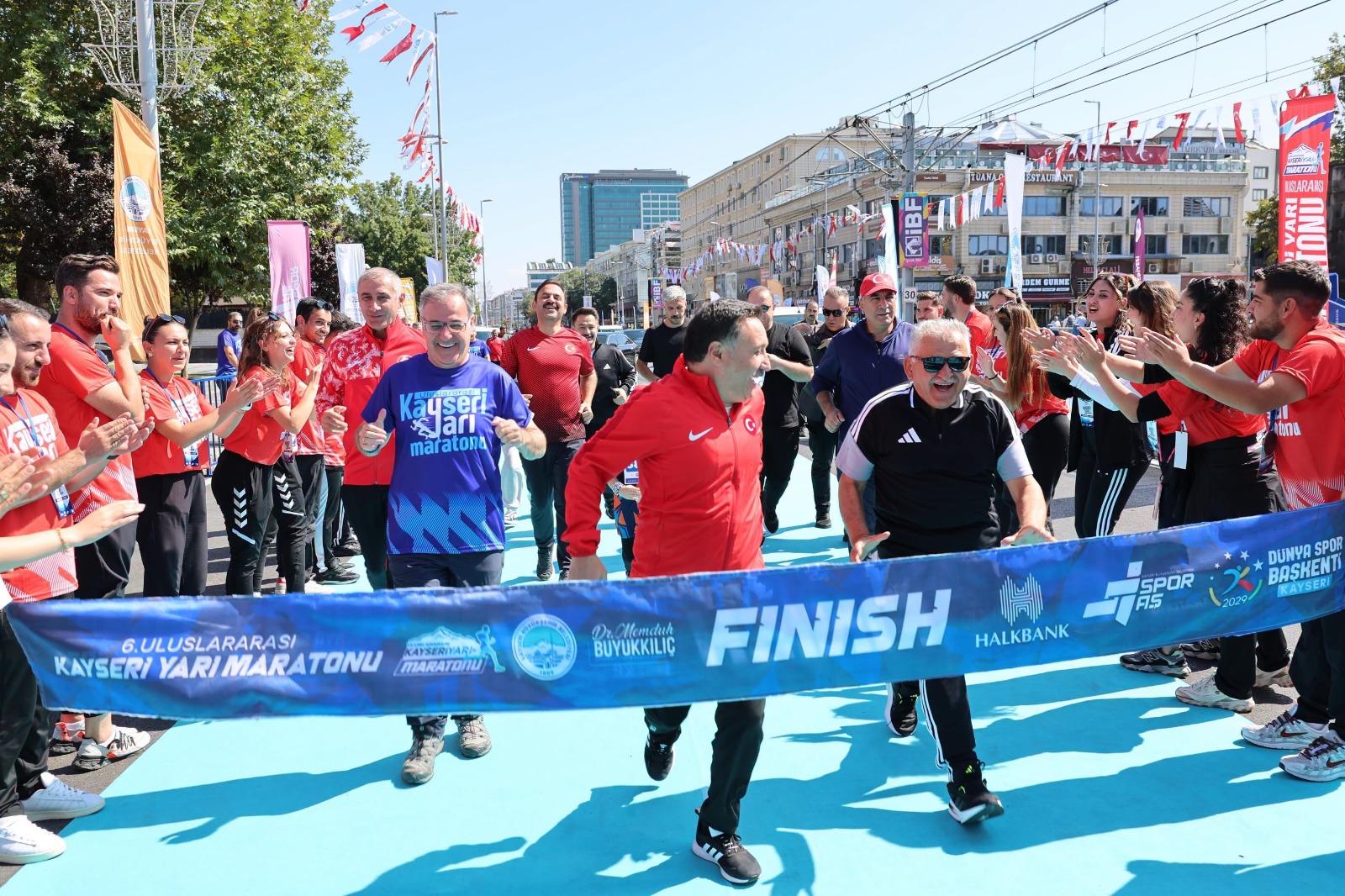 6. Uluslararası Kayseri Yarı Maratonu 10 bin sporseverin katılımıyla koşuldu 6. Uluslararası Kayseri Yarı Maratonu 10 bin sporseverin katılımıyla koşuldu