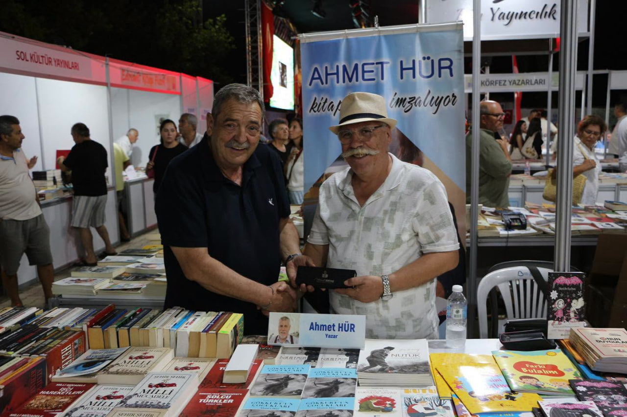 8. Edremit Kitap Fuarı ikinci gününde de kitapseverlerle buluştu 8. Edremit Kitap Fuarı ikinci gününde de kitapseverlerle buluştu