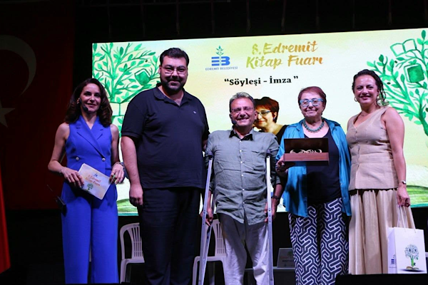 8. Edremit Kitap Fuarı’nın dördüncü gününde yazar buluşmaları düzenlendi 8. Edremit Kitap Fuarı’nın dördüncü gününde yazar buluşmaları düzenlendi