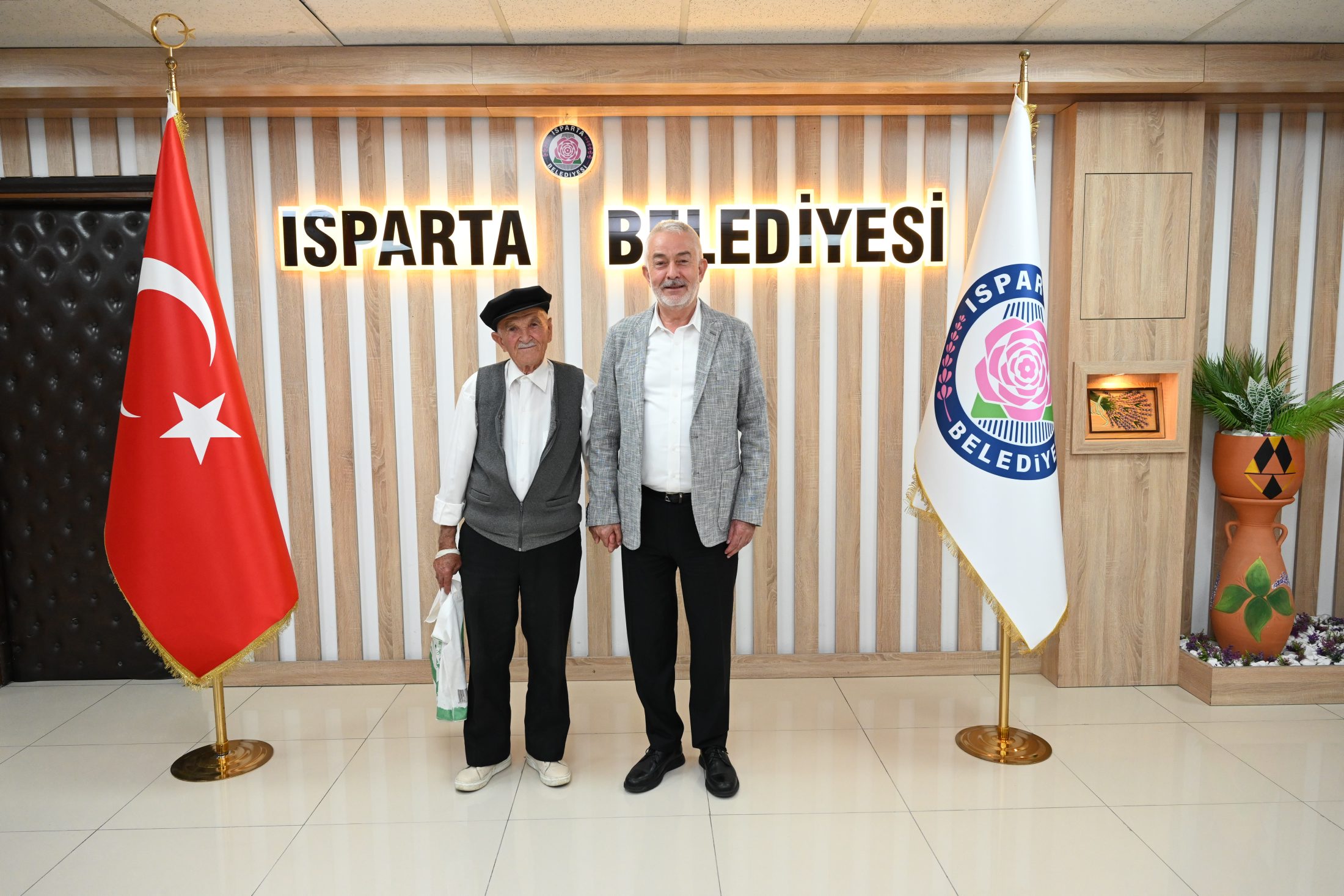 85 yaşındaki Ethem Kızılkaya, Başkan Başdeğirmen’i ziyaret etti 85 yaşındaki Ethem Kızılkaya, Başkan Başdeğirmen’i ziyaret etti