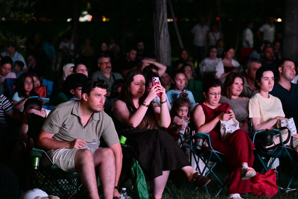 Açık hava sinema gösterimleri Manisa'da sürüyor Açık hava sinema gösterimleri Manisa'da sürüyor