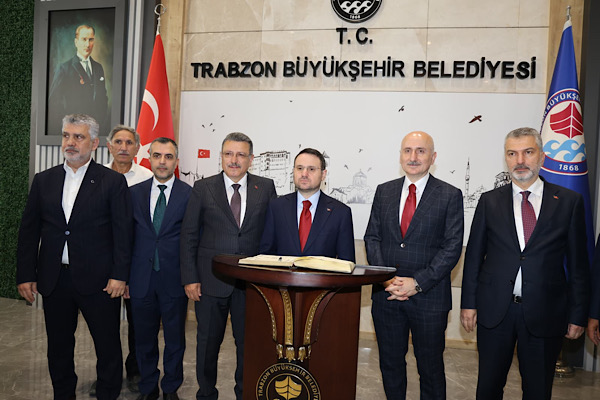 Adalet Bakanı Gürlek, Trabzon Büyükşehir Belediyesi’ni ziyaret etti
Adalet Bakanı Gürlek, Trabzon Büyükşehir Belediyesi’ni ziyaret etti