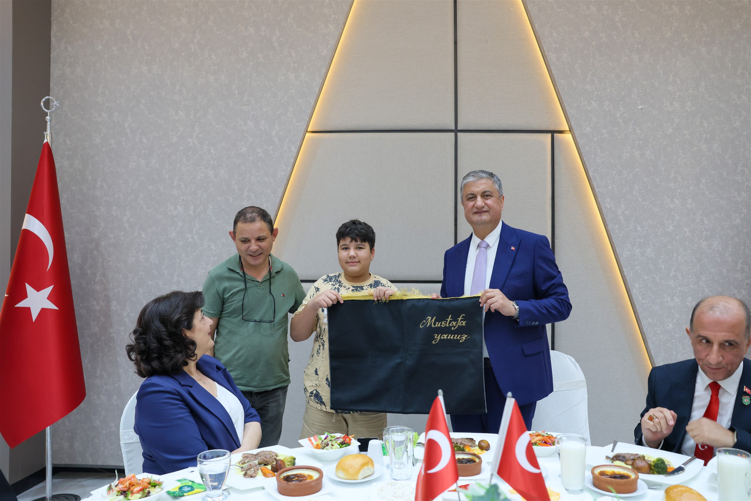 Adana’da gaziler onuruna yemek programı düzenlendi Adana’da gaziler onuruna yemek programı düzenlendi