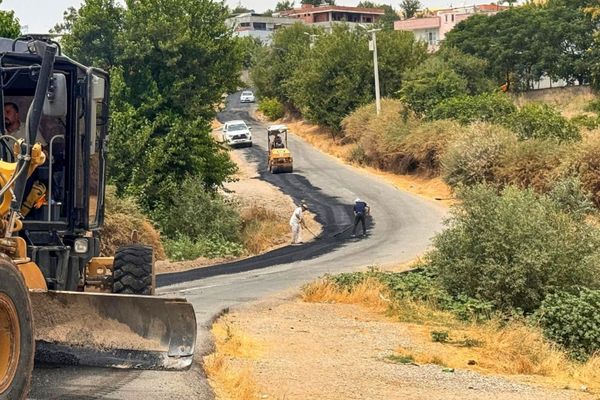 Akoba Köyü yolunda asfalt yama çalışmalarına başladı Akoba Köyü yolunda asfalt yama çalışmalarına başladı