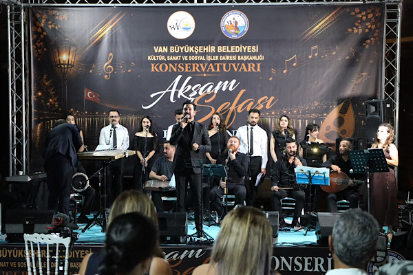 Akşam Sefası Topluluğu, Edremit Sahili’nde konser verdi Akşam Sefası Topluluğu, Edremit Sahili’nde konser verdi