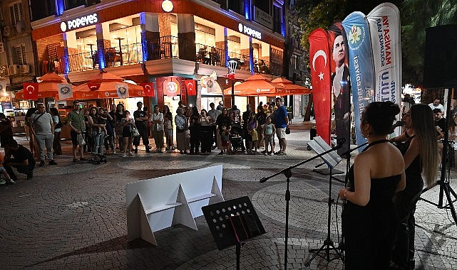 Akustik Yaz Akşamları İle Müziğin Ritmi Manisa Sokaklarında Akustik Yaz Akşamları İle Müziğin Ritmi Manisa Sokaklarında