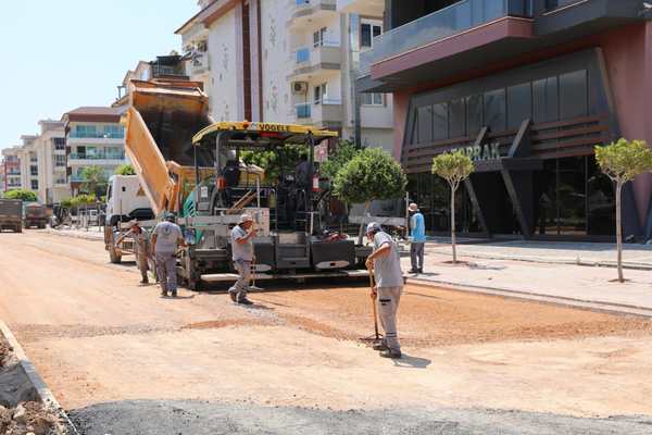 Alanya'da İsa Küçülmez Caddesi'ndeki yenileme çalışmaları sürüyor Alanya'da İsa Küçülmez Caddesi'ndeki yenileme çalışmaları sürüyor
