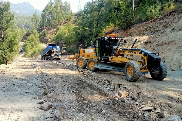 Alanya’nın kırsal mahallelerinde yol bakım ve onarım çalışmaları sürüyor Alanya’nın kırsal mahallelerinde yol bakım ve onarım çalışmaları sürüyor