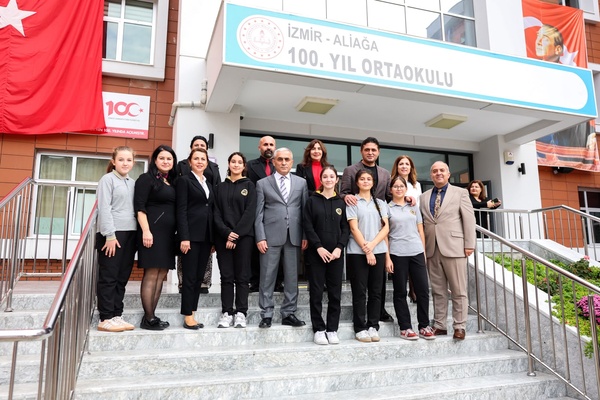 Aliağa 100. Yıl Ortaokulu’nda Geleceğin Sınıfı açıldı Aliağa 100. Yıl Ortaokulu’nda Geleceğin Sınıfı açıldı