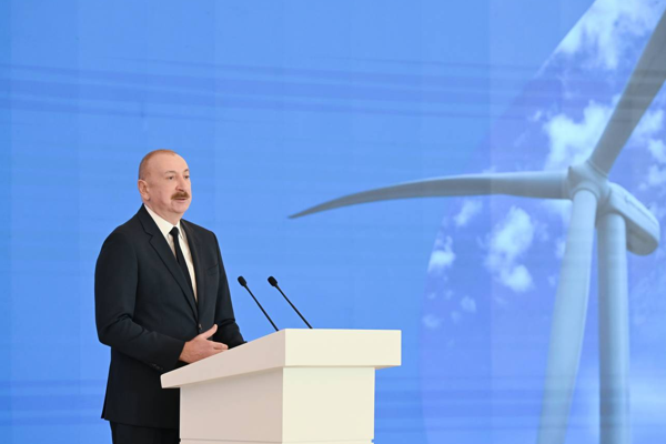 Aliyev, Taşkent’te Haydar Aliyev’in anıtına çiçek bıraktı Aliyev, Taşkent’te Haydar Aliyev’in anıtına çiçek bıraktı
