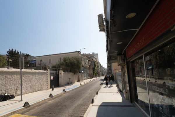 Alsancak Kıbrıs Şehitleri Caddesi’nde zemin yenileme çalışmaları başladı Alsancak Kıbrıs Şehitleri Caddesi’nde zemin yenileme çalışmaları başladı
