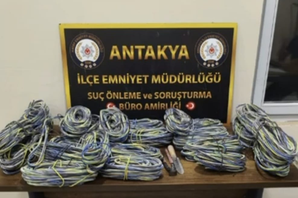 Antakya’da yaklaşık 500 bin TL’lik bakır kablo hırsızlığı: 8 şüpheli tutuklandı Antakya’da yaklaşık 500 bin TL’lik bakır kablo hırsızlığı: 8 şüpheli tutuklandı