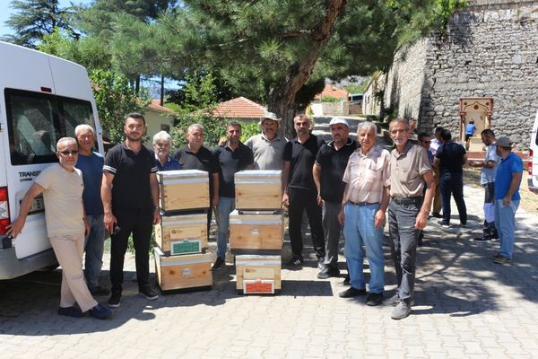 Antalya Büyükşehir Belediyesinden arıcılara 221 kovan desteği Antalya Büyükşehir Belediyesinden arıcılara 221 kovan desteği