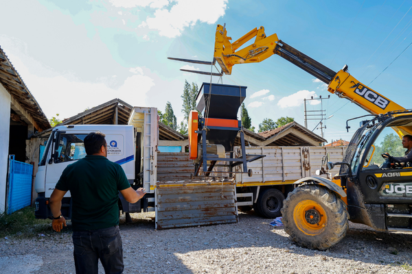 Antalya Büyükşehir Belediyesi'nden Korkuteli üreticisine makine desteği Antalya Büyükşehir Belediyesi'nden Korkuteli üreticisine makine desteği