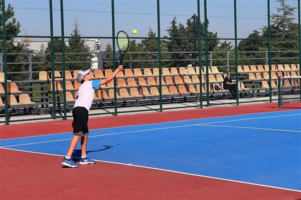 Antalya Büyükşehir Belediyesi'nden ücretsiz tenis kursu Antalya Büyükşehir Belediyesi'nden ücretsiz tenis kursu