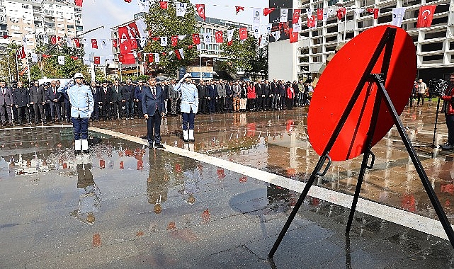 Antalya Büyükşehir'de Cumhuriyet coşkusu çelenkle taçlandı Antalya Büyükşehir'de Cumhuriyet coşkusu çelenkle taçlandı