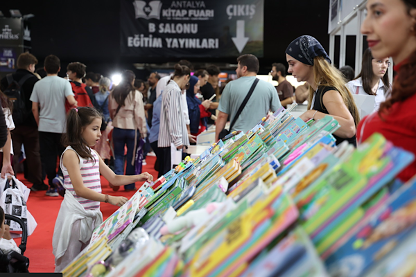 Antalya Kitap Fuarı üçüncü gününde de yoğun ilgi gördü Antalya Kitap Fuarı üçüncü gününde de yoğun ilgi gördü