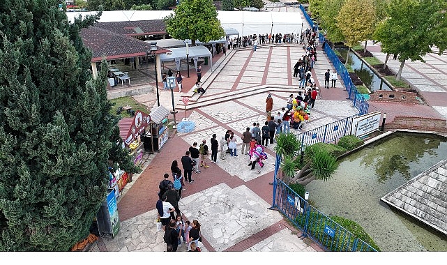 Antalya Kitap Fuarı'nda imza ve söyleşi yoğunluğu Antalya Kitap Fuarı'nda imza ve söyleşi yoğunluğu