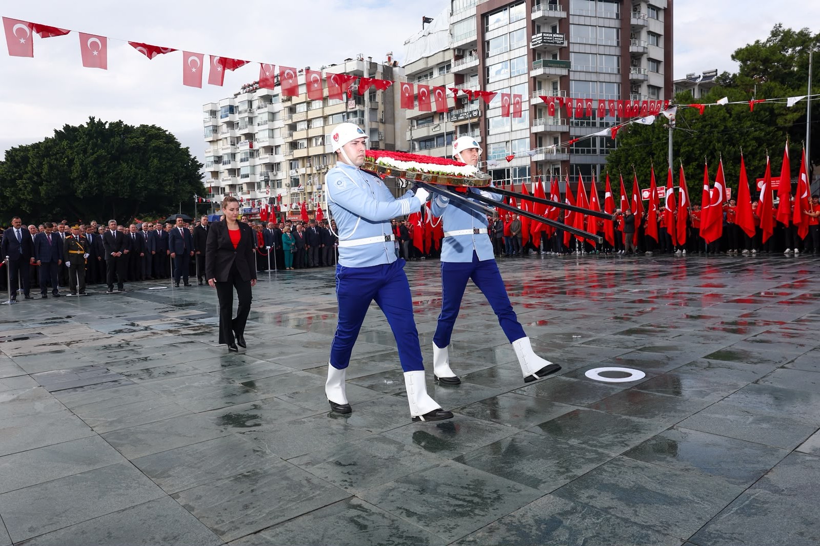 Antalya’da 29 Ekim kutlamaları Cumhuriyet Meydanı’nda başladı Antalya’da 29 Ekim kutlamaları Cumhuriyet Meydanı’nda başladı