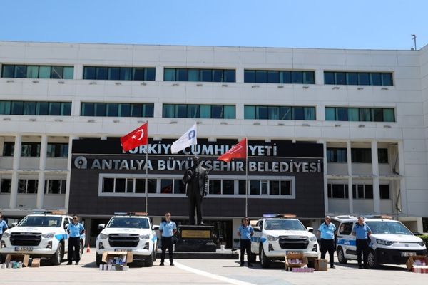 Antalya'da 4 bin 322 sahte parfüme el konuldu Antalya'da 4 bin 322 sahte parfüme el konuldu