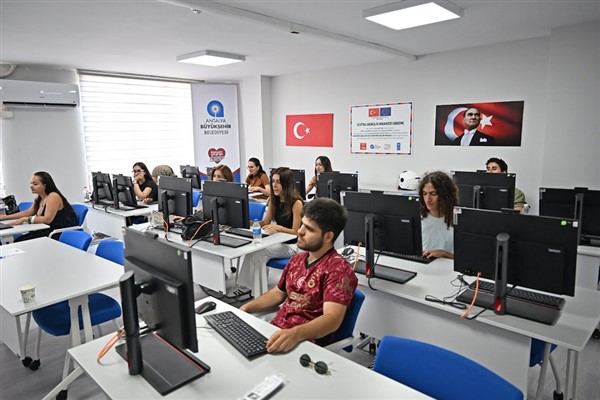 Antalya'da Dijital Gençlik Merkezi hizmete açıldı Antalya'da Dijital Gençlik Merkezi hizmete açıldı