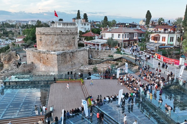 Antalya’da gün batımında Napoliten ve nostaljik şarkılar seslendirildi Antalya’da gün batımında Napoliten ve nostaljik şarkılar seslendirildi
