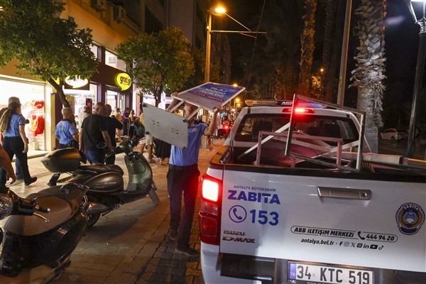Antalya'da kaldırım işgallerine yönelik denetim Antalya'da kaldırım işgallerine yönelik denetim