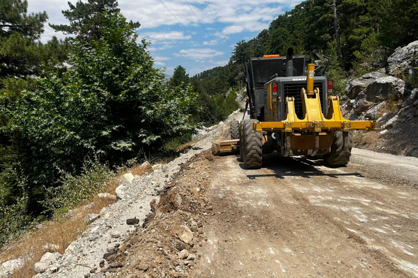 Antalya'da yollarda bakım, onarım ve altyapı çalışmaları sürüyor Antalya'da yollarda bakım, onarım ve altyapı çalışmaları sürüyor