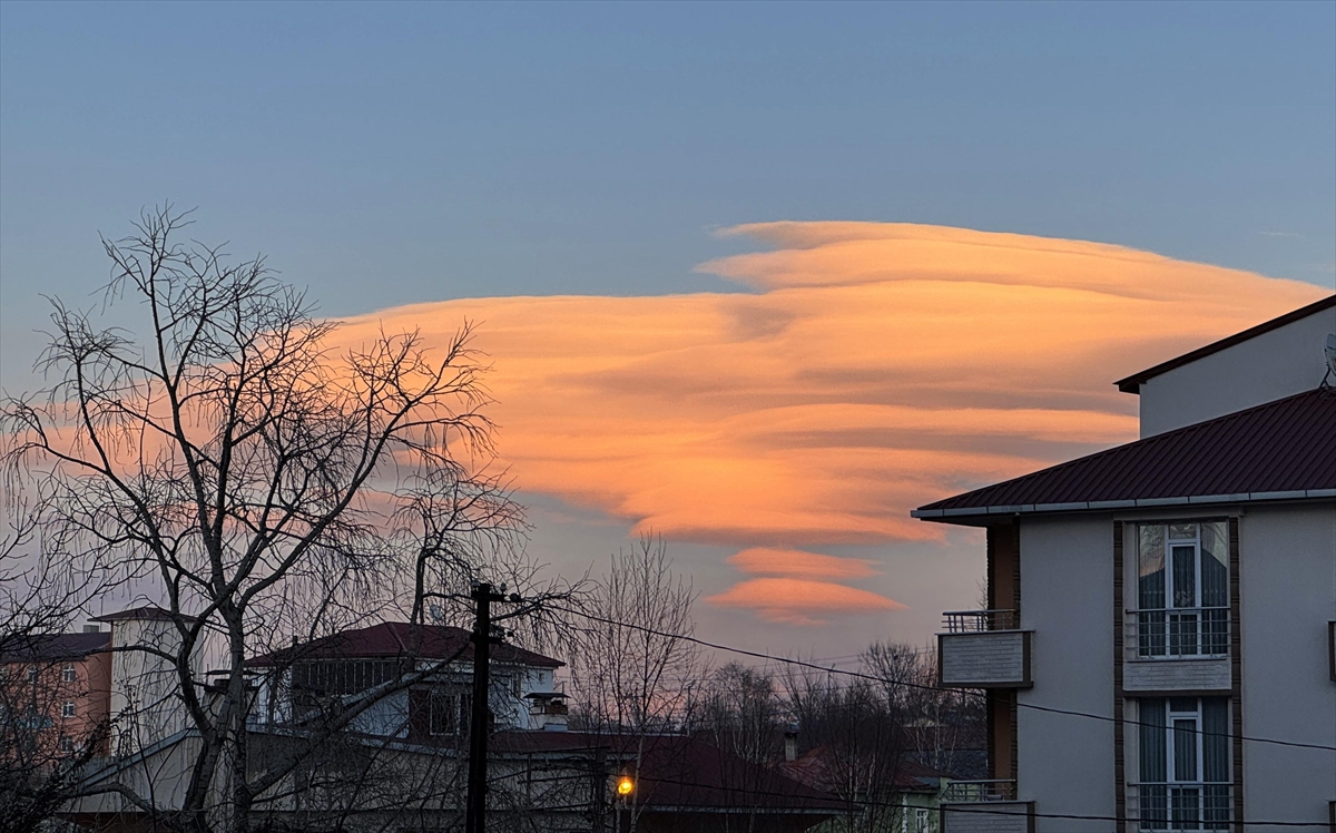 Ardahan'da mercek bulutları görüldü Ardahan'da mercek bulutları görüldü