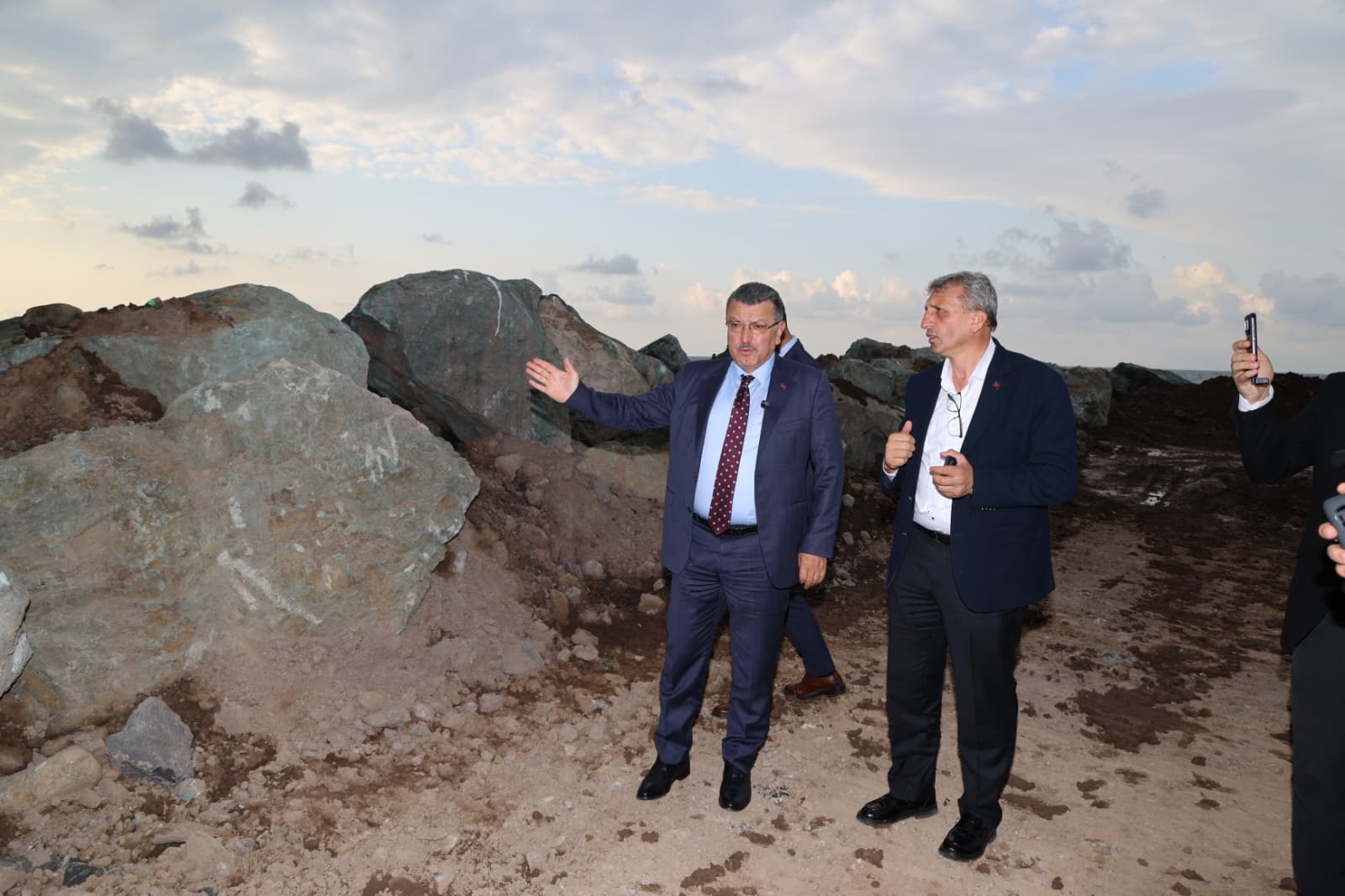 Arsin Yatırım Adası’nda tahkimat ve altyapı çalışmaları başladı Arsin Yatırım Adası’nda tahkimat ve altyapı çalışmaları başladı