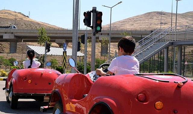 Asarlık Trafik Eğitim Parkuru'nda Her Gün 50 Çocuk Kuralları Öğreniyor Asarlık Trafik Eğitim Parkuru'nda Her Gün 50 Çocuk Kuralları Öğreniyor