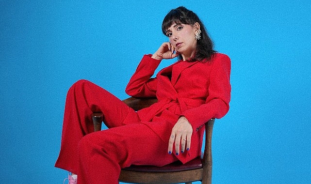 Aslı Demirer 2 yıl aradan sonra yeni single'ı 'Durur Bütün Dünya' ile geri dönüyor Aslı Demirer 2 yıl aradan sonra yeni single'ı 'Durur Bütün Dünya' ile geri dönüyor
