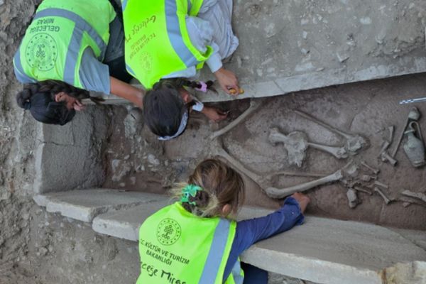 Aspendos’ta 2 bin 400 yıllık güreşçi mezarı Aspendos’ta 2 bin 400 yıllık güreşçi mezarı