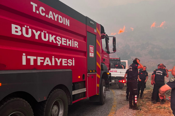 Aydın Büyükşehir Belediyesi ekipleri Çine'deki orman yangınına müdahale ediyor Aydın Büyükşehir Belediyesi ekipleri Çine'deki orman yangınına müdahale ediyor