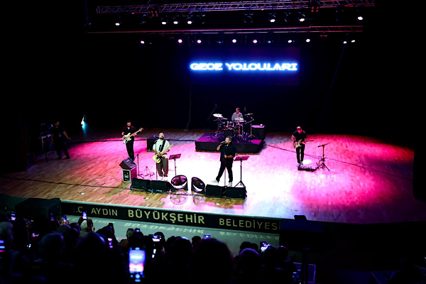Aydın’da Yaz Konserleri kapsamında Gece Yolcuları sahne aldı Aydın’da Yaz Konserleri kapsamında Gece Yolcuları sahne aldı