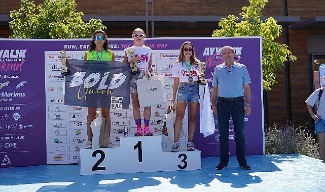 Ayvalık'ta yarı maratonun şampiyonları ödüllerini aldı Ayvalık'ta yarı maratonun şampiyonları ödüllerini aldı