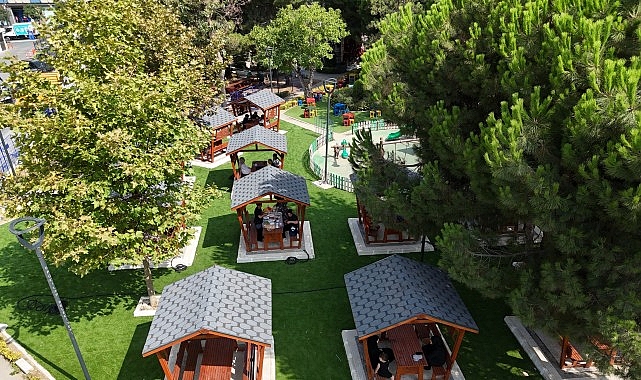 Bağcılar Belediyesi binasının bahçesi sosyal alan olarak değerlendiriliyor Bağcılar Belediyesi binasının bahçesi sosyal alan olarak değerlendiriliyor