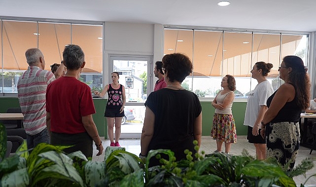 Bağlarbaşı Emekli Dayanışma Evi'nde tiyatro heyecanı Bağlarbaşı Emekli Dayanışma Evi'nde tiyatro heyecanı