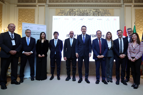 Bakan Bayraktar: ENI ile büyük bir proje için anlaşma aşamasındayız Bakan Bayraktar: ENI ile büyük bir proje için anlaşma aşamasındayız