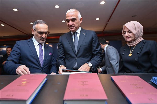 Bakan Ersoy, 69 Kürtçe eserin tıpkıbasımını tanıttı Bakan Ersoy, 69 Kürtçe eserin tıpkıbasımını tanıttı