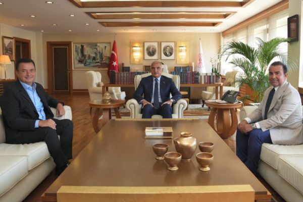Bakan Ersoy, Acun Ilıcalı ile bir araya geldi Bakan Ersoy, Acun Ilıcalı ile bir araya geldi