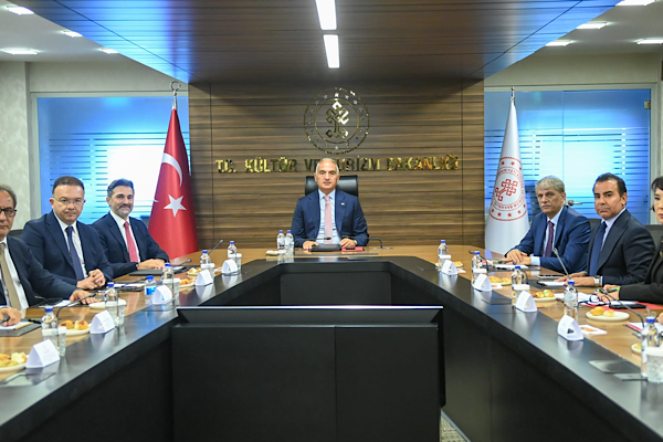 Bakan Ersoy, Hizmet İhracatçıları Birliği yönetimini kabul etti Bakan Ersoy, Hizmet İhracatçıları Birliği yönetimini kabul etti