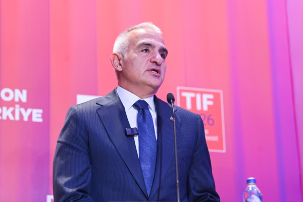 Bakan Ersoy, sanatçı Sinan Akçıl ile bir araya geldi Bakan Ersoy, sanatçı Sinan Akçıl ile bir araya geldi