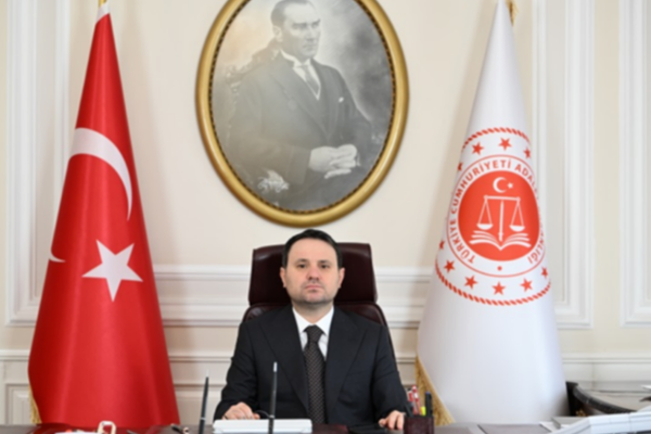 Bakan Gürlek: 8 ilde sahte kimlik ve resmi belge operasyonunda 31 şüpheliye gözaltı Bakan Gürlek: 8 ilde sahte kimlik ve resmi belge operasyonunda 31 şüpheliye gözaltı