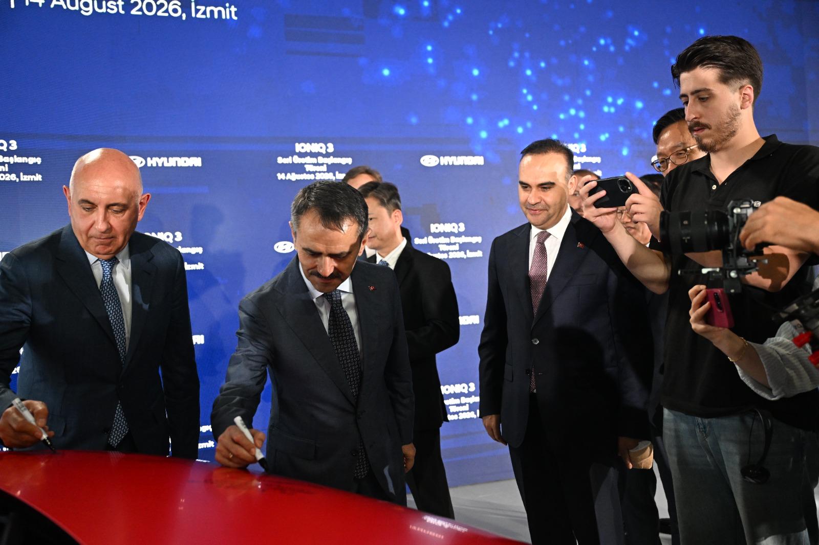 Bakan Kacır ve Vali Aktaş, Hyundai IONIQ 3’ün seri üretim törenine katıldı Bakan Kacır ve Vali Aktaş, Hyundai IONIQ 3’ün seri üretim törenine katıldı