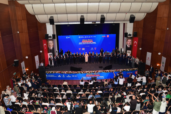 Bakan Kurum, Başkan Er ve meclis üyelerine teşekkür etti Bakan Kurum, Başkan Er ve meclis üyelerine teşekkür etti
